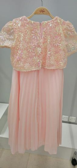 صورة فستان وردي بلمعه على الصدر